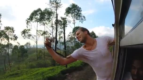 Tourists enjoying train ride through Sri Lankan tea plantation foothills — Stock Video