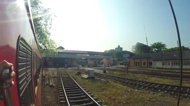 Tren llegando a la parada del tren — Vídeos de Stock