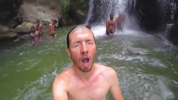 Homme jouissant dans la rivière — Video