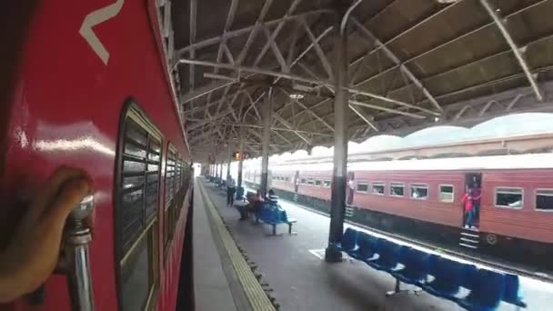 Colombo tren istasyonunda gelen trenin. — Stok video