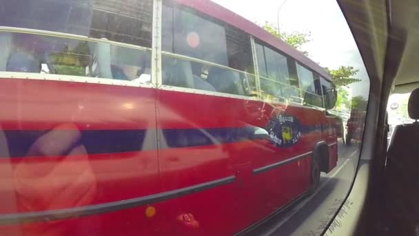 Vue du trafic depuis un véhicule en mouvement . — Video