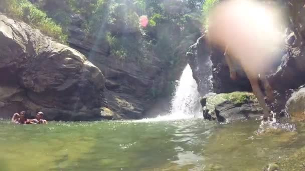 Hombre saltando al río — Vídeos de Stock