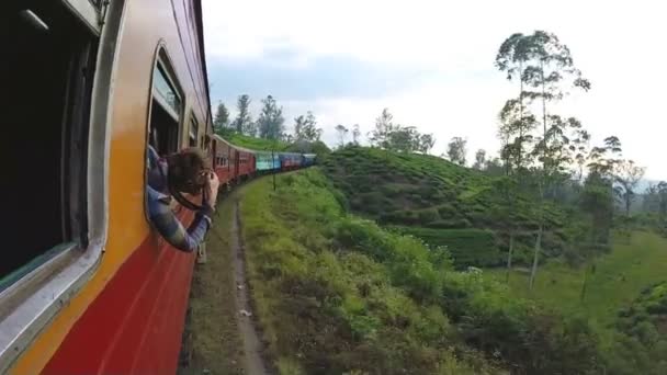 Vista del paisaje de Sri Lanka desde el tren en movimiento . — Vídeos de Stock