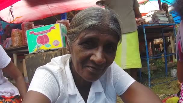 Elderly Sri lankan woman at Sunday market — Stock Video
