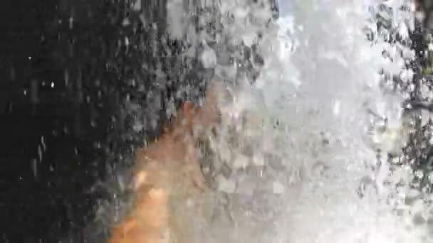 Homme debout sous la cascade — Video