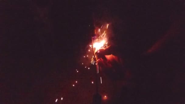 Mouvement lent des feux d'artifice sur la plage .