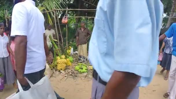 Clients au marché du dimanche — Video