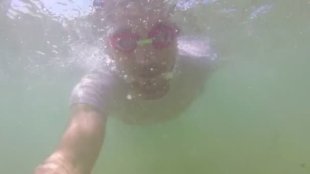 Caucásico hombre buceo en el mar — Vídeo de stock