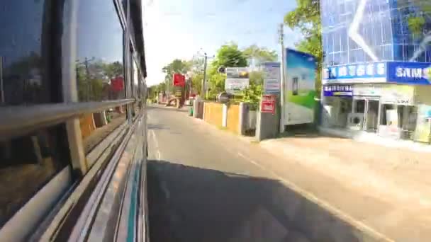 Sri Lankalı sokaklarında otobüs sürüş. — Stok video