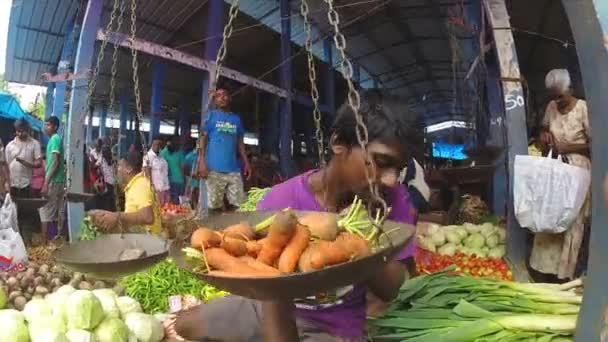 Lokal man sitter och väger hans grönsaker — Stockvideo