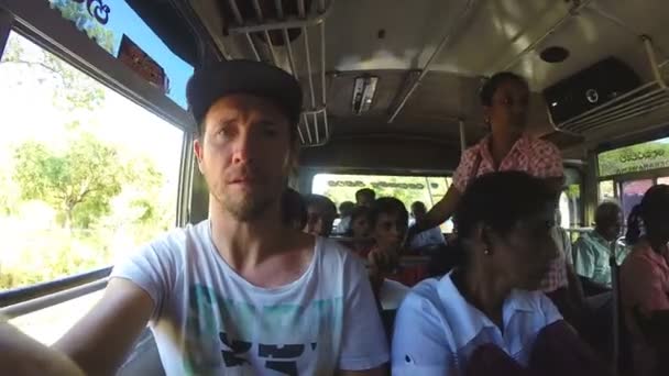 Binnenaanzicht van overvolle drijvende bus op de weg van Sri Lanka. — Stockvideo