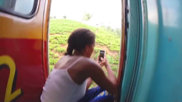 기차를 즐기는 관광객 스리랑카 차 농장 산기슭을 통해 타고 — 비디오