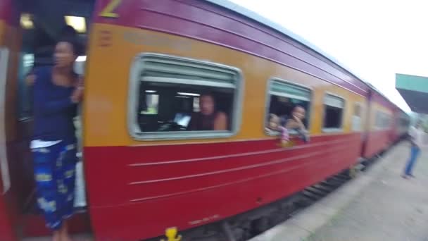 Trein op station met mensen — Stockvideo