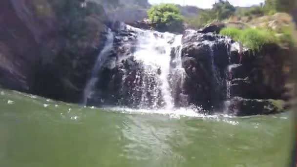 Cascada filmada desde el río en Ella — Vídeo de stock