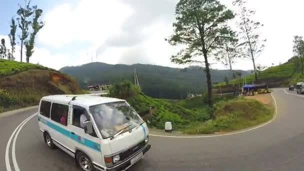 Vista desde el vehículo en movimiento de plantaciones de té en las estribaciones — Vídeo de stock