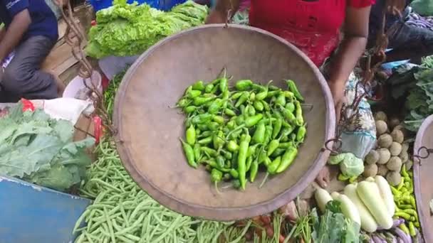 Mujer que pesa chile — Vídeo de stock