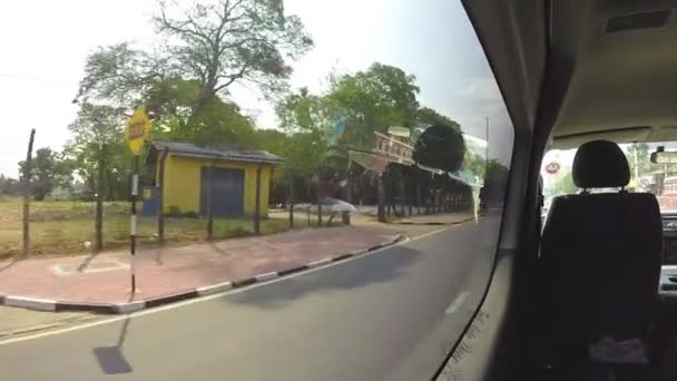 Blick auf den Verkehr aus fahrendem Fahrzeug. — Stockvideo