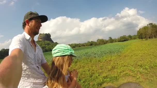 Schattig blond meisje genieten van olifant rijden met haar vader in Sri Lanka. — Stockvideo