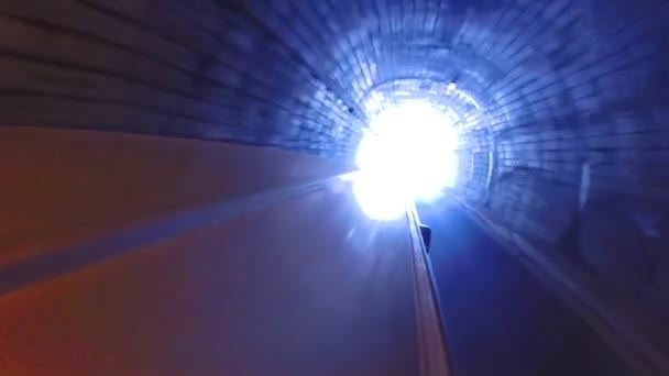 スリランカのトンネルを通って運転車両. — ストック動画