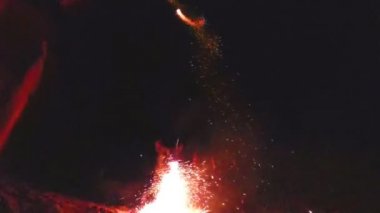 Ağır çekim plajda havai fişek.