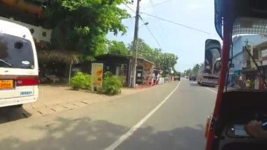 Colombo sokakta araç hareket etmesini görüntülemek.