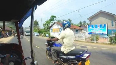 Hikkaduwa de yol araç ve motosiklet sürüş