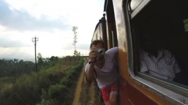 Tren zevk turist Sri Lankalı çay plantasyon eteklerinde binmek