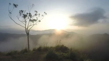 Büyülü güneş Ella zirvesinde doğuyor