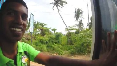 Adam otobüs sürüş kapısında ayakta.