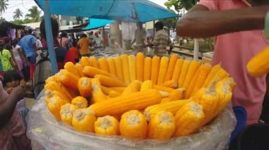 Yerel satıcı satış pişmiş mısır