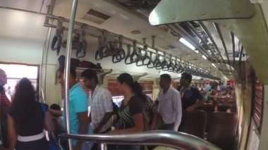 Tren istasyonunda alighting yolcu