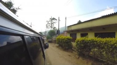 Eteklerinde çay tarlaları aracın hareket etmesini görüntülemek