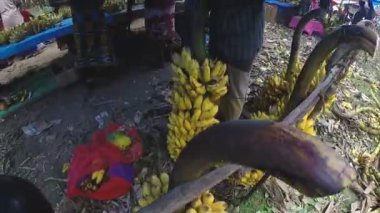 Adam yerel pazarda sulu muz asılı taşıma