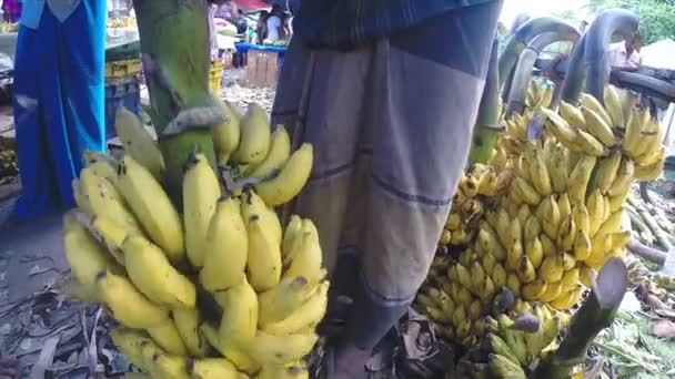Férfi, banán felkészülés az eladó — Stock videók
