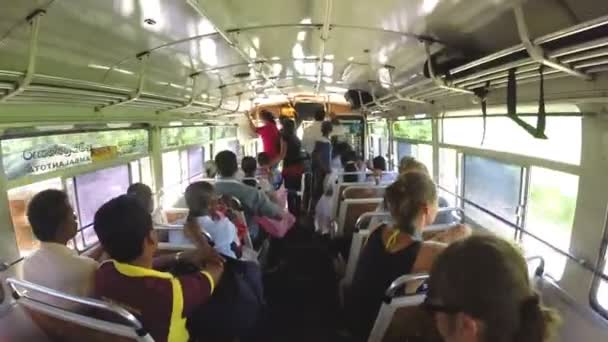 Vista interior do ônibus de condução lotado na estrada do Sri Lanka . — Vídeo de Stock