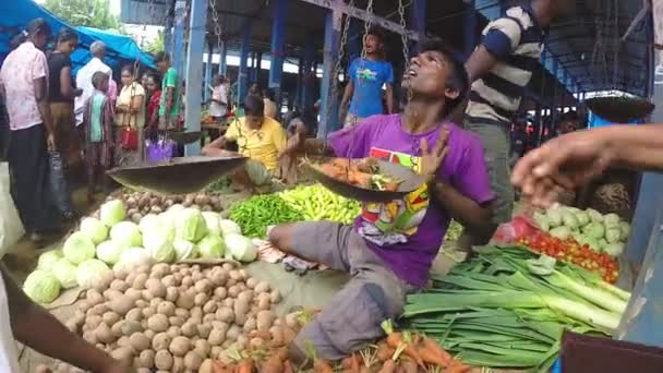 Homem local sentado e pesando seu vegetal — Vídeo de Stock