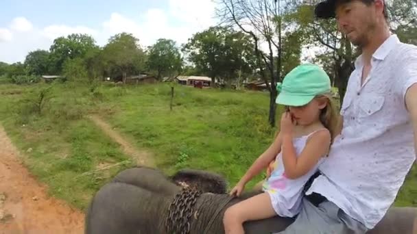 Linda chica rubia disfrutando de paseo en elefante con su padre en Sri Lanka . — Vídeo de stock