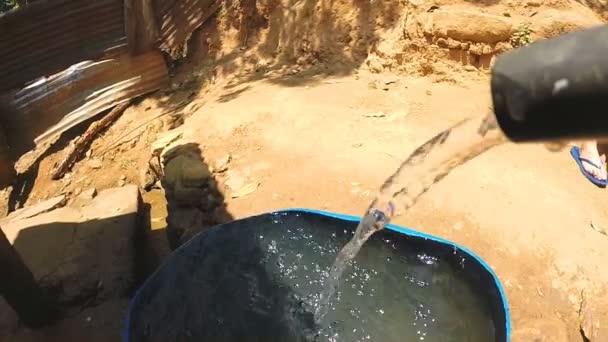 Контейнер для наполнения водопроводов водой в сухом месте — стоковое видео