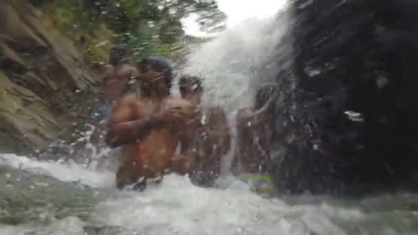 Menschen genießen das frische Wasser — Stockvideo