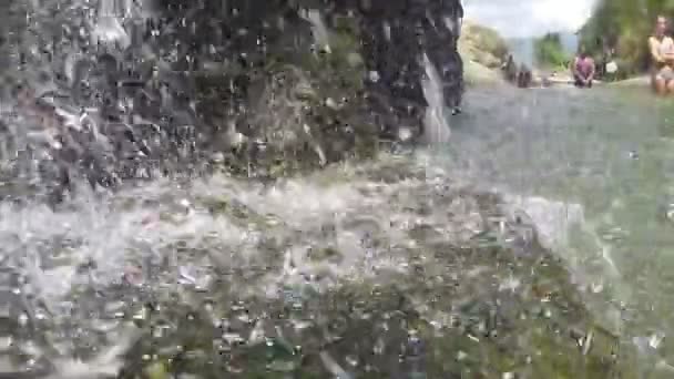 Vackra vattenfall och natur — Stockvideo
