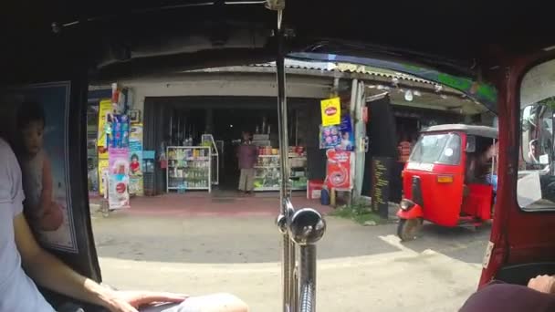 Вид с тук тук на улицы Шри-Ланки — стоковое видео