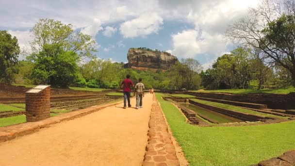 Aşağıda Parkı Sigiriya kayadan yürüyüş insanların görünümünü. — Stok video