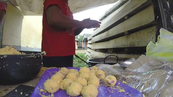 Man cooking food on the side of the street — Stock Video