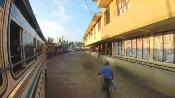 Lidé na ulici Mirissa z jízdy autobus. — Stock video