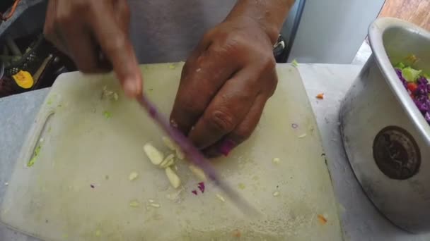 Człowiek, krojenie czosnek w kuchni — Wideo stockowe