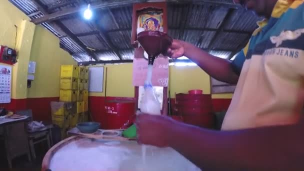 Man pouring coconut wine — Stock Video