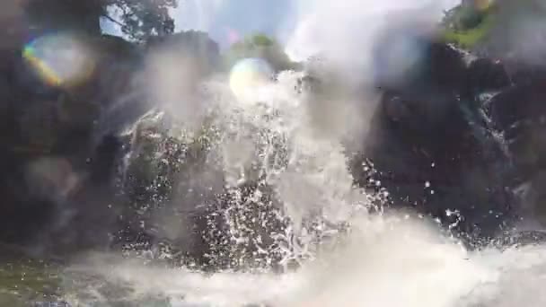 Бульбашки і краплі води з водоспаду — стокове відео