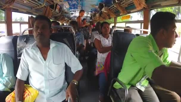 Människor i en fullsatt buss — Stockvideo