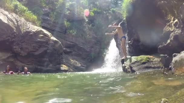 Человек, прыгающий в реку — стоковое видео