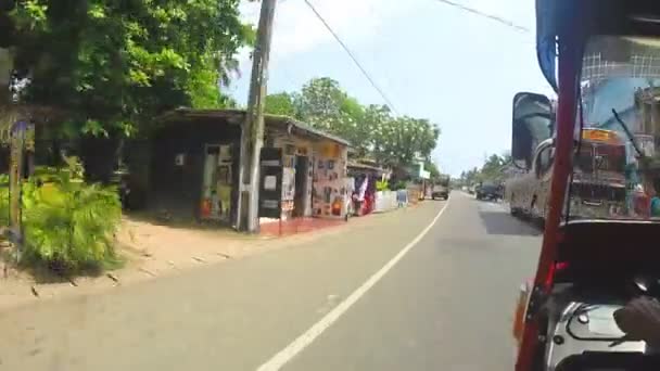 Uitzicht op de straat in Hikkaduwa vanaf voertuig verplaatsen. — Stockvideo